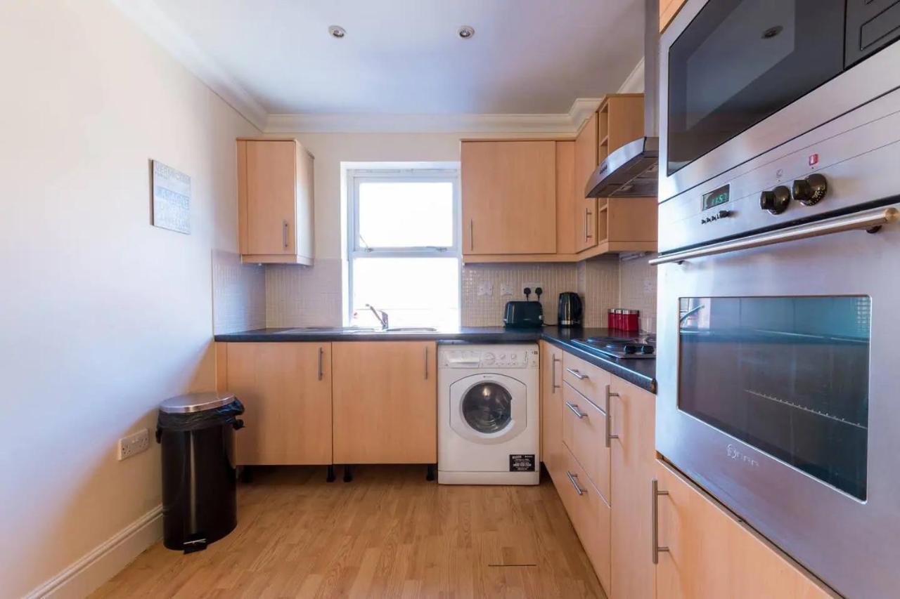 Godwin Court Apartments Swindon Exterior photo
