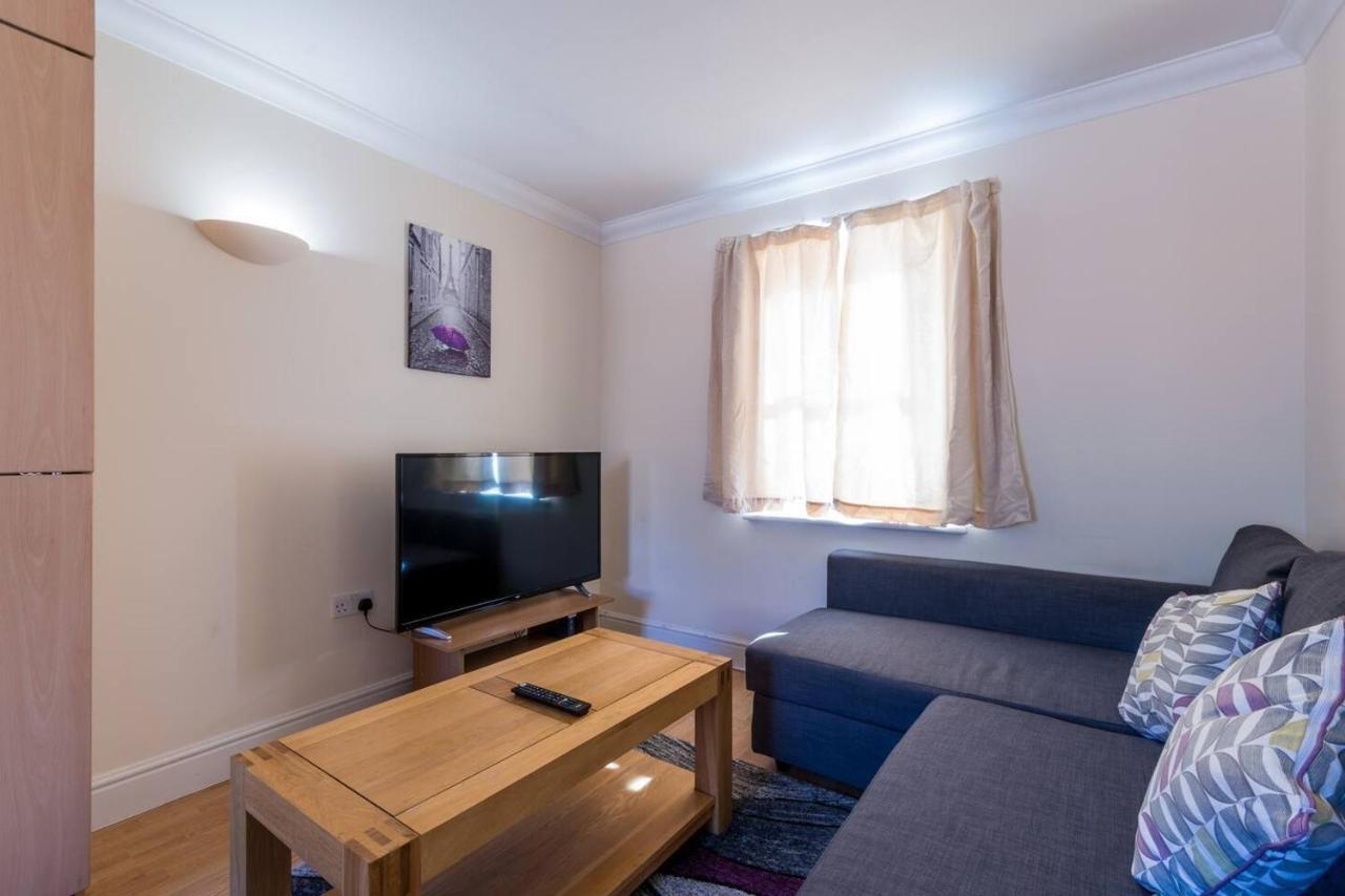 Godwin Court Apartments Swindon Exterior photo