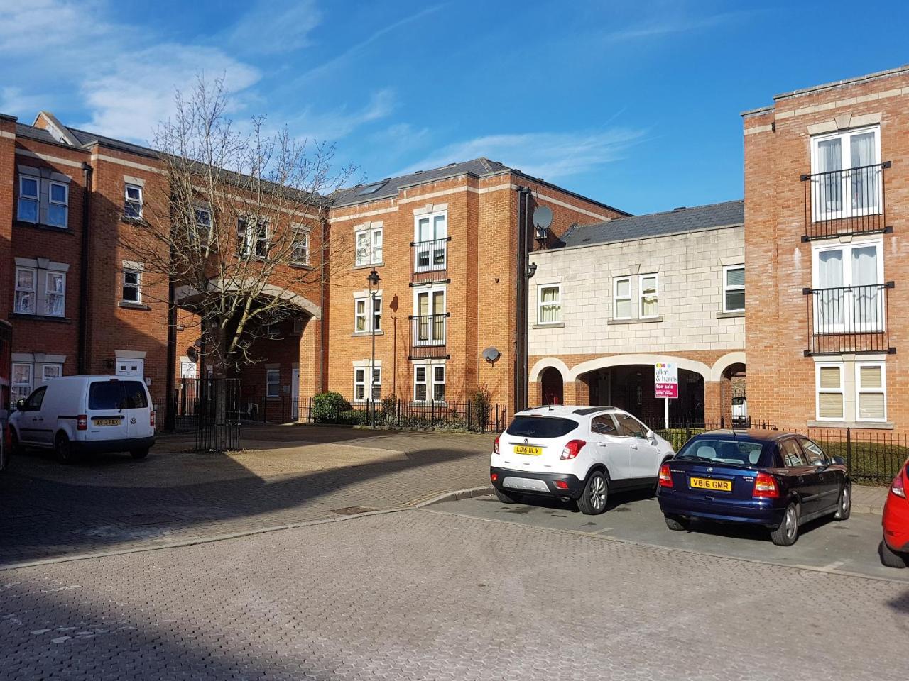Godwin Court Apartments Swindon Exterior photo